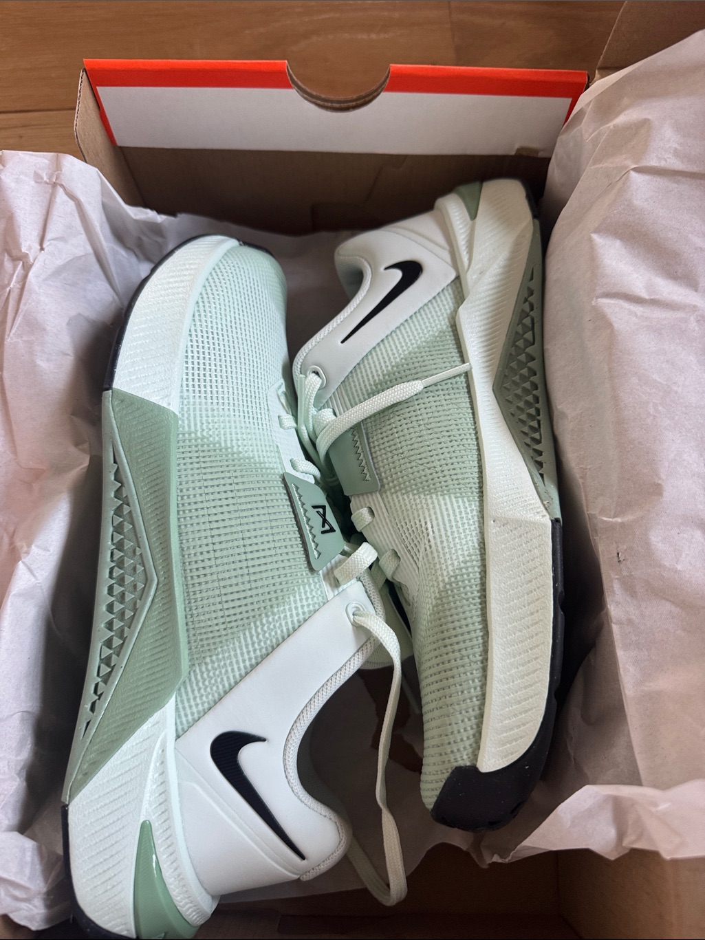 Nike Met On 10. Mint Green And White Training Sneakers